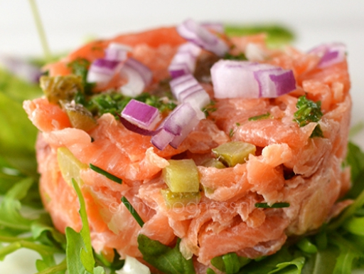 Zalmtartaar met crème fraiche en kruiden